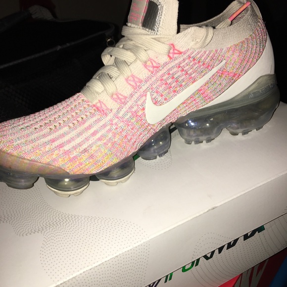 Pink women’s vapormax - Picture 2 of 3